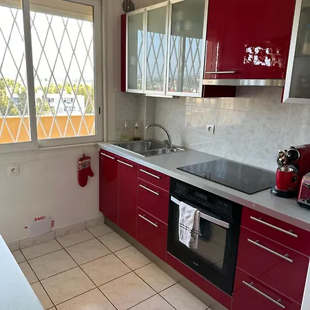 Apartment De 42 M A 200 M De La *